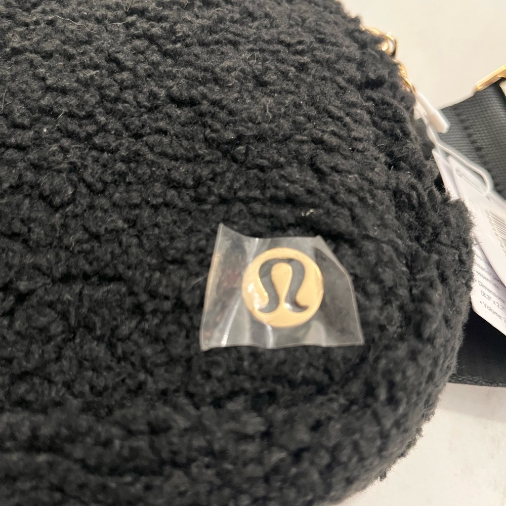 SOLD— Lululemon Athletica Everwhere Belt Bag Large Fleece - Picture 3 of 7